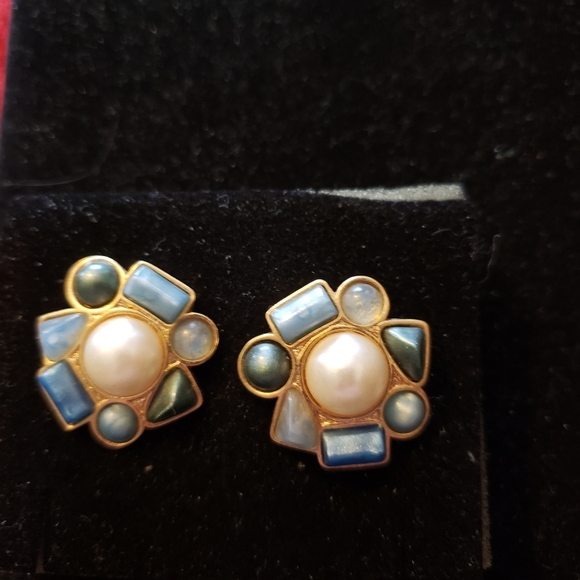 Jewelry - Pierced earrings